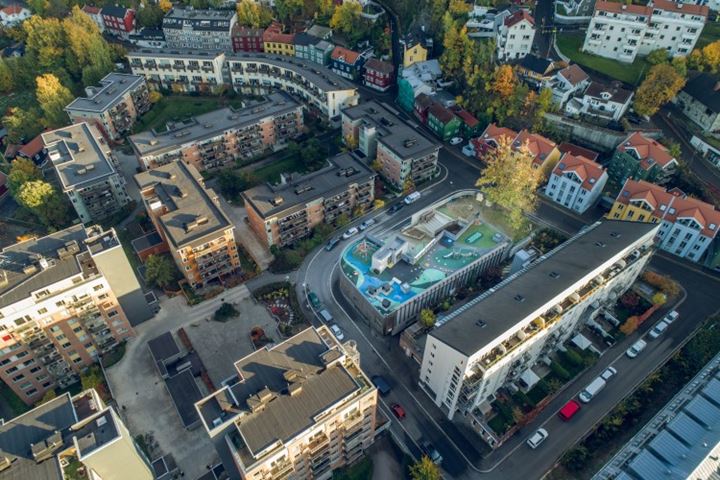 Modro-zelená strecha oživuje budovy