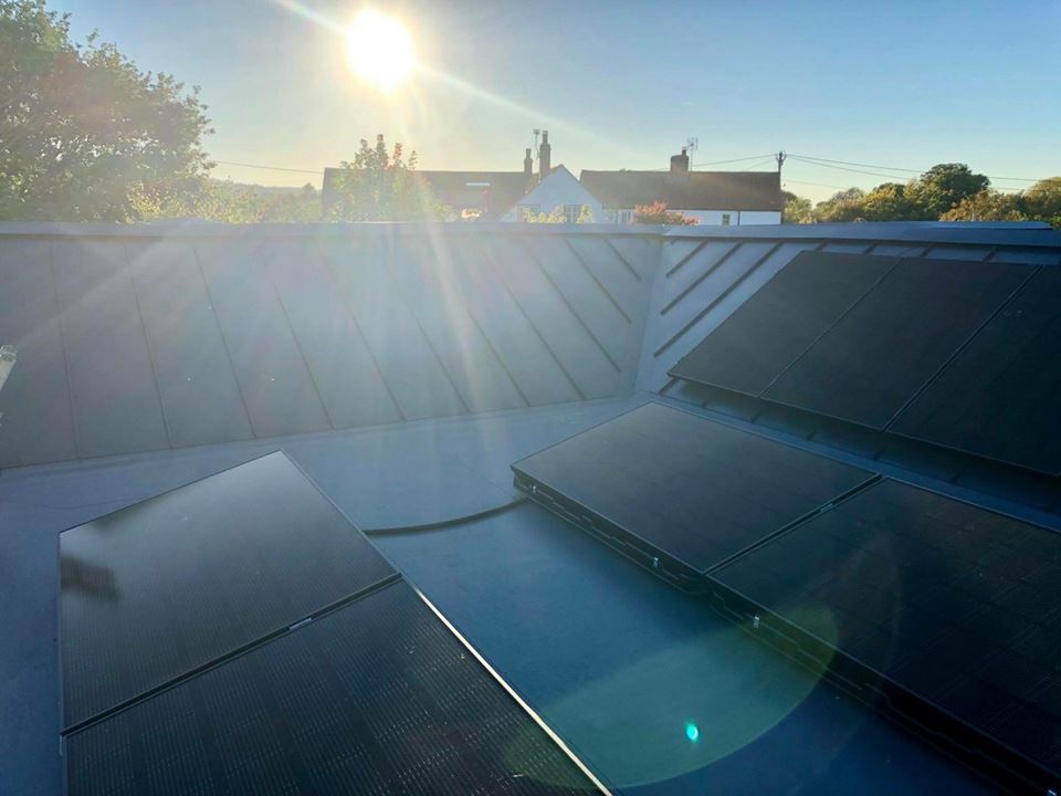 Ułatwia korzystanie ze źródeł energii na dachu